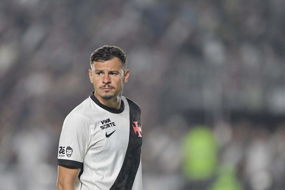 Hugo Moura volta a ganhar espaço no Vasco com Renato Gaúcho em meio a incerteza sobre renovação